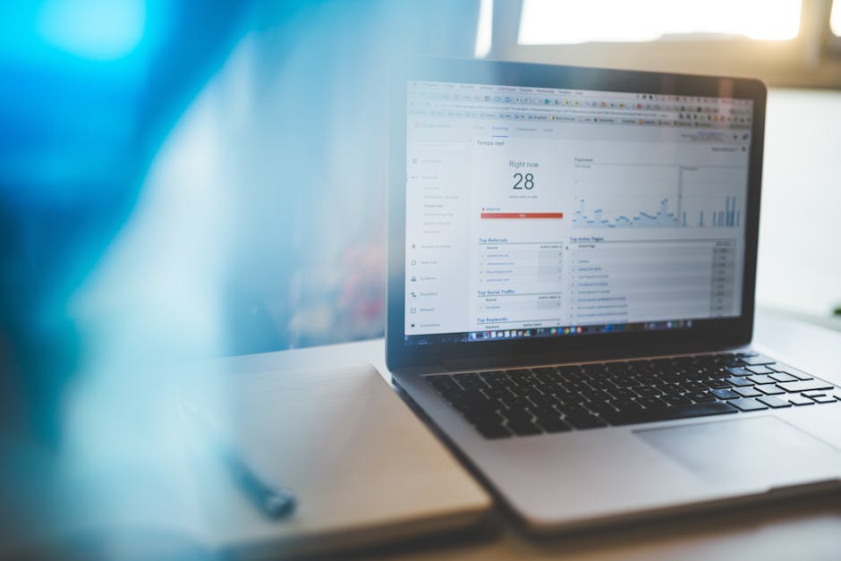 Calculadora, lápiz y papeles con números sobre una mesa de trabajo