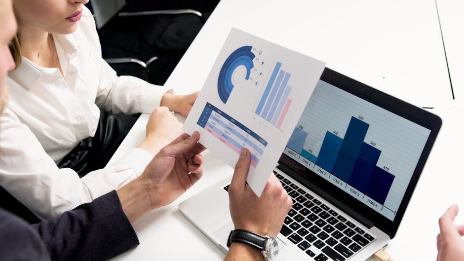 Calculadora, lapiz y papeles con numeros sobre una mesa de trabajo